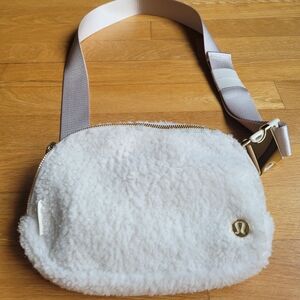 Lululemon Everywhere Belt Bag Sherpa Fleece